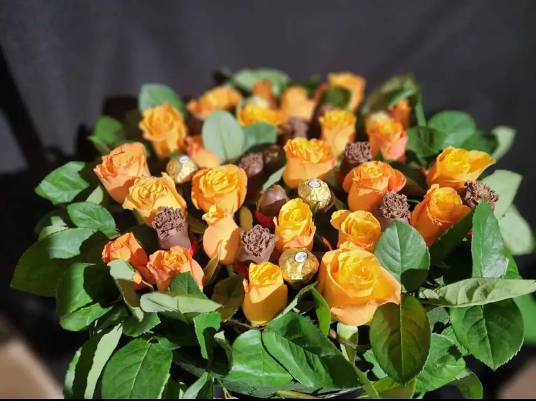 Fino ramo de fresas con remate de flores de chocolate y flores naturales